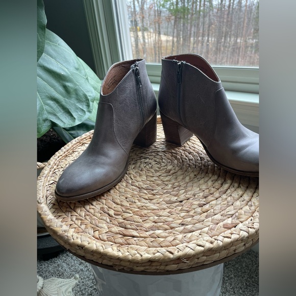 Frye Nora Bootie in like new condition SZ 8.5 leather 3’ heel grey - Picture 3 of 13